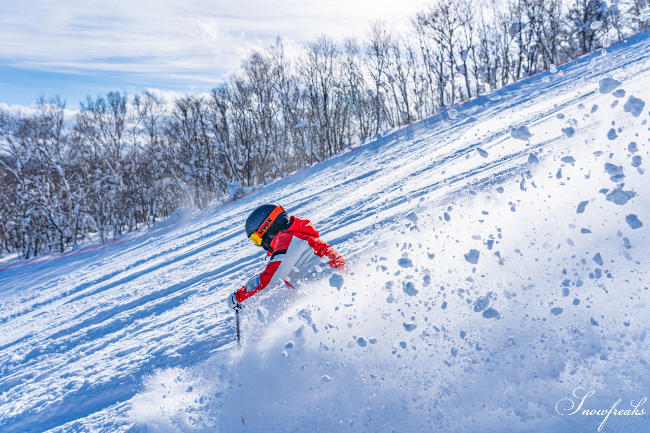 朝里川温泉スキー場　祝・積雪200cm到達。ふわふわのパウダースノーが降り積もったゲレンデを舞台に、女性スキーヤーチーム『TeamKP』成澤栞さんと秋山穂香さんが美しい滑りを披露！